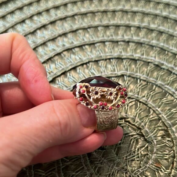 Curations beautiful large red stone ring w/flower details on an ornate band EUC - Picture 5 of 14